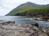 Skurrile Felsküste bei Viðareiði vor Villingadalsfjall (841m)_Insel Viðoy